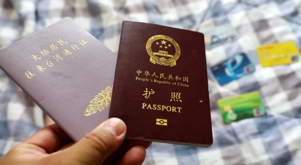 2020年7月23日，重庆，民警在犯罪嫌疑人住处查获的大陆居民往来台湾通行证、中华人民共和国护照及银行卡 