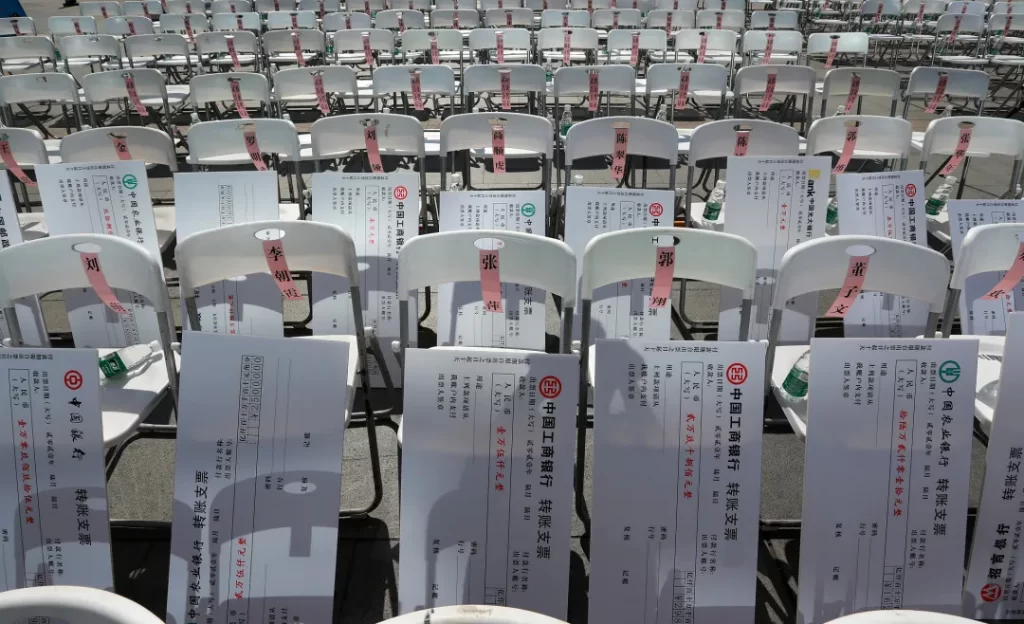 2021年6月6日，武汉，受骗群众从武汉警方领到被骗款项