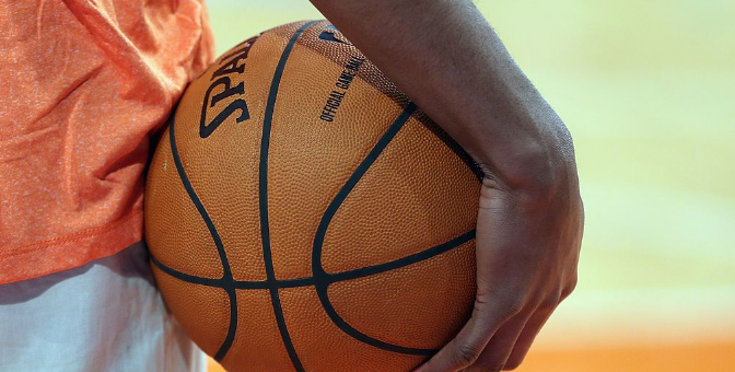 NBA，密尔沃基雄鹿 VS 克里夫兰骑士，赔率盘口预测，骑士让分1.5，大小盘221.5